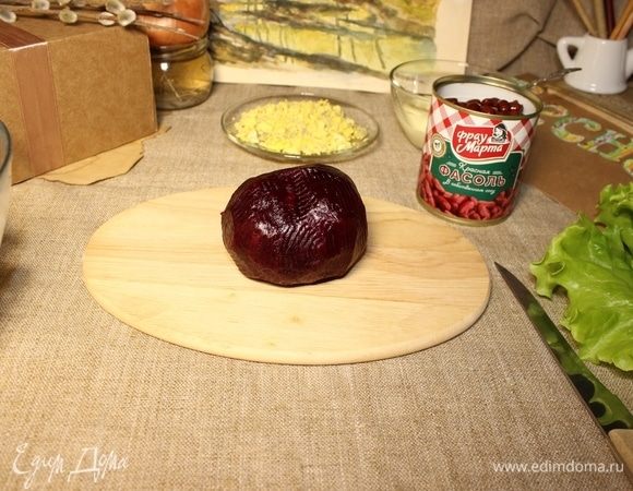 Очищаем свеклу.