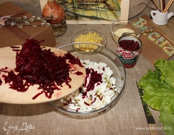 Немного свеклы нужно оставить для украшения, остальную часть выкладываем в салатник.
