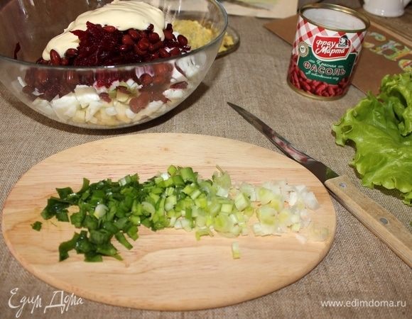 Измельчаем лук.