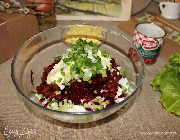 Добавляем лук в салат.