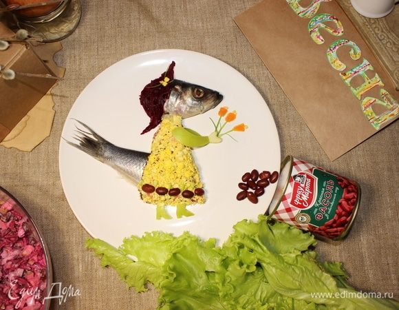 Вырезаем руки и туфельки из яблока, делаем весенний букетик из моркови и украшаем платье фасолинками. Приятного весеннего аппетита!