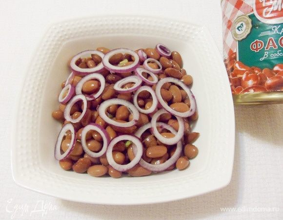 Затем колечки лука.