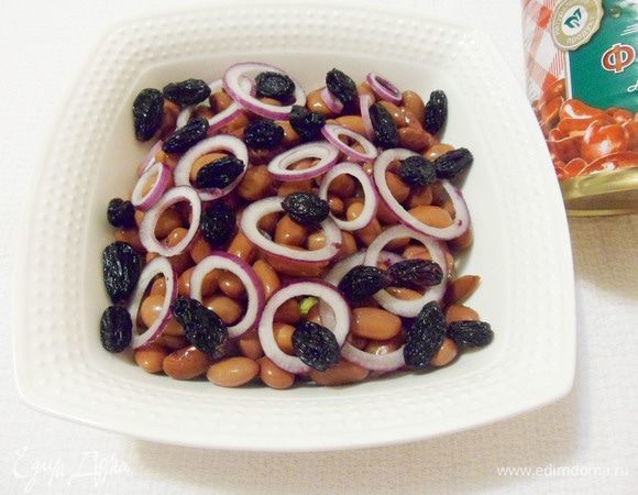 На них выложить изюм.