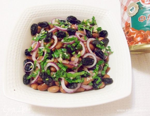 Полить заправкой.