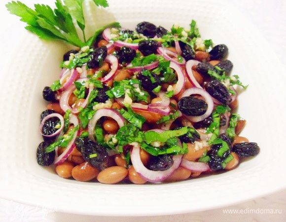 Салат из консервированной красной фасоли с изюмом по-армянски готов.