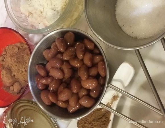 Итак, начнем готовить наш десерт с бисквита. Он, кстати, готовится без пшеничной муки. Из баночки фасоли ТМ «Фрау Марта» сольем жидкость.