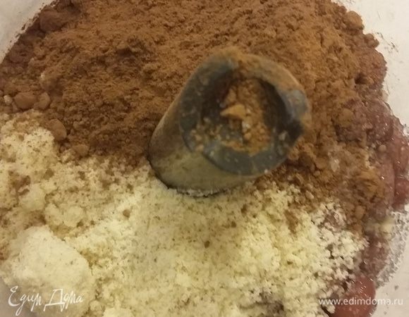 Дальше все просто — складываем в блендер нужные ингредиенты: миндальную муку, какао, фасоль, сахарный песок, корицу, разрыхлитель, растительное масло. Пробиваем.