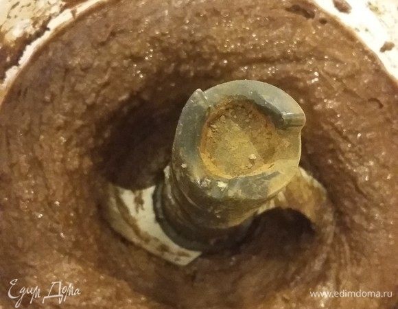 Масса становится однородной, густой. Выкладываем на силиконовый коврик и выпекаем 20 минут при 170°C.