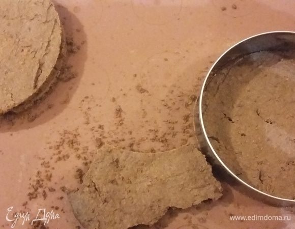 Готовый бисквит нарезать на нужные формы. Я решила сделать мини-тортики или пирожные, поэтому кольцом 8–10 см вырезаем круги. 3 штуки.