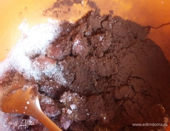 Теперь займемся кремом. Он у нас тоже необычный, из фасоли. Собираем остатки красной фасоли ТМ «Фрау Марта» — как раз на десерт уходит целая баночка. Добавляем фундучное или миндальное пралине, какао-порошок, сахар, горячую воду. Пробиваем в блендере до однородности.