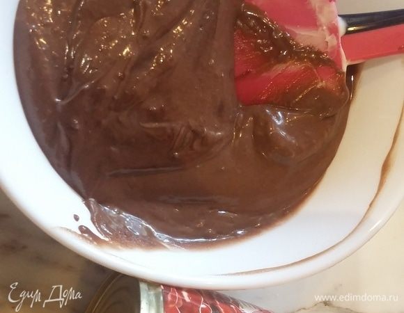 В однородную массу вводим крем-сыр и все хорошо перемешиваем. Перекладываем крем в кондитерский мешок и остужаем в холодильнике полчаса.