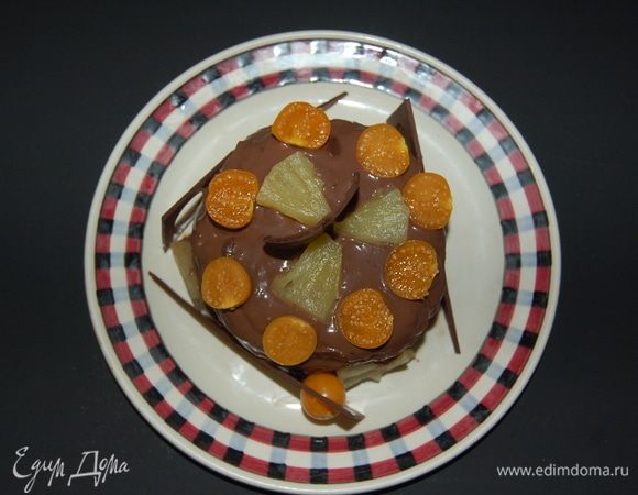 Завершаем сборку тортика. Смазываем верх и бока. Украшаем, по желанию. Я использовала шоколад, ананас и физалис.