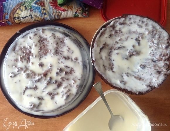 Не жалеем, пусть будет крема с избытком, чтобы потом внутрь было чем пропитаться.