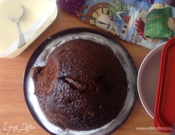 Аккуратно руками складываем обратно в форму привычного тортика, переворачиваем верхнюю половинку на нижнюю.