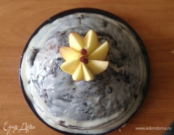 Делаем какой-нибудь последний штрих. Тут вот яблочко розочкой с клюквой в серединке. В общем-то, и все. Постоять бы ему. Вот с вечера если спечь, то к утру пропитается. Шоколадный тортик из детской сказки. Приятного чаепития!