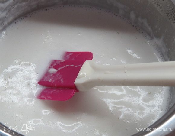 Горячие кокосовые сливки тонкой струйкой вливаем в желтки с сахаром, непрерывно помешивая венчиком. Выливаем обратно в кастрюлю и нагреваем до 85 °C, постоянно помешивая. Процеживаем смесь, добавляем отжатый желатин, перемешиваем и остужаем. По желанию можно добавить кокосовый экстракт или ароматизатор в соответствии с инструкцией на упаковке.