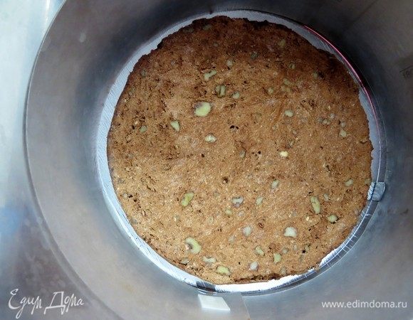 Выливаем компоте в форму поверх замороженного чизкейка и ставим в морозилку для заморозки. Приступаем к сборке торта. На подложку или поднос выкладываем шоколадный брауни-бисквит из фасоли (у меня из морозилки, поэтому цвет не такой насыщенный, но как только бисквит оттает, он порадует вас шоколадным цветом и запахом). Ставим тортовое кольцо нужного диаметра (у меня 19 см), бока прокладываем плотной ацетатной пленкой. Чтобы мусс не протек, бока кольца можно обернуть пищевой фольгой, а саму заготовку с бисквитом подержать минут 20 в морозилке.