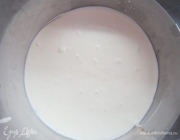 Выливаем часть кокосового мусса (примерно ⅓) поверх брауни-бисквита, ставим в морозилку минут на 7–10, чтобы мусс схватился.