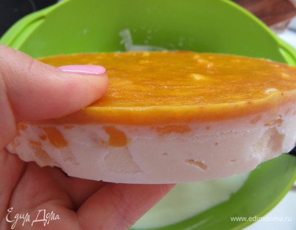 Поверх схватившегося кокосового мусса выкладываем нашу замороженную сердцевину с чизкейком и компоте манго-ананас.