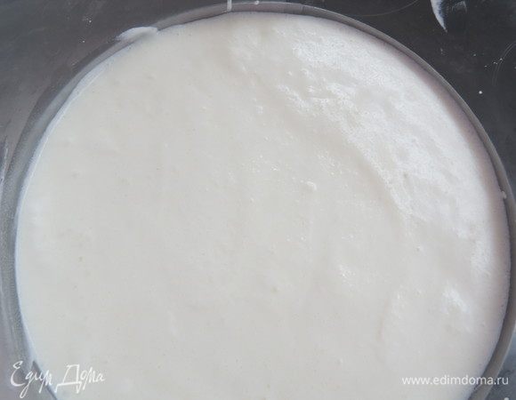 Выливаем оставшийся кокосовый мусс, аккуратно заполняя зазоры между боками формы и сердцевиной с чизкейком и компоте. Ставим торт в морозилку на 6–8 часов.