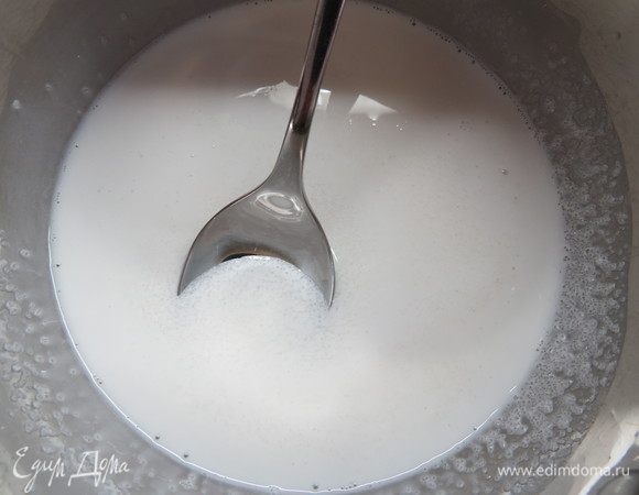 Пока наш торт замораживается, приготовим зеркальную глазурь и шоколадные украшения. Сначала сделаем глазурь. Замачиваем желатин в воде в соотношении 1 г желатина на 1 г воды. В одном сотейнике смешиваем сливки и молоко, доводим до кипения, убираем с огня.