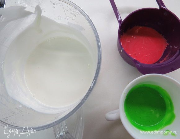 Глазурью покрываем полностью замороженный торт. Я захотела сделать глазурь с разводами, для этого в отдельных маленьких емкостях я дополнительно окрасила часть белой глазури в красный и зеленый цвет.