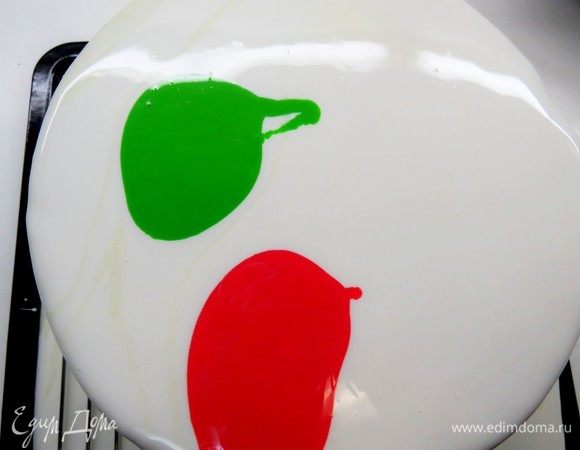 Выливаем белую глазурь на полностью замороженный торт, сверху произвольно выливаем цветную глазурь и делаем смахивающее движение спатулой.