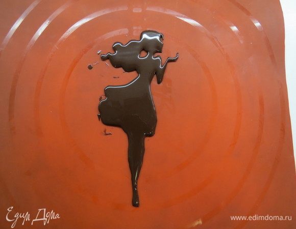 На трафарет нужно равномерно нанести темперированный шоколад. Тема темперирования шоколада очень обширна и по-хорошему заслуживает отдельного большущего поста (кому интересно, в Интернете море информации). Но все же если кратко, зачем так необходимо темперирование? Дело в том, что шоколад и какао-масло полиморфны по своей природе, т. е. могут иметь шесть видов кристаллов, из которых состоит кристаллическая решетка. Таким образом, шоколад может быть мягким и тусклым, а может быть твердым и блестящим (что нам и нужно). Задача темперирования состоит в том, чтобы создать прочную решетку из определенных кристаллов и избежать образования нестабильных кристаллов, которые влияют на появление белого налета и твердость шоколада. К сожалению, когда мы топим шоколад, стабильная решетка разрушается, и нам надо ее восстановить. Способов темперирования много (обычно требуется термометр и мраморная плита, на которой охлаждается шоколад), каждый выбирает свой удобный способ. У меня в домашних условиях прижился самый примитивный, но рабочий вариант. Берем нужное количество шоколада и делим его на три равные части. Шоколад можете взять в плитках из магазина (если вы делаете в первый раз, то не обязательно на начальном этапе закупать кондитерский шоколад в каллетах), главное, купите темный с натуральным составом, без всяких заменителей. ⅔ части шоколада кладем в глубокую чашу (желательно стеклянную) и нагреваем в микроволновой печи этапами по 10 секунд, обязательно каждый раз вынимая и перемешивая. Когда шоколад полностью растаял, то его температура должна составлять 45 °C (без термометра тут не обойтись!). Добавляем ⅓ часть твердого шоколада и мешаем до полного растворения. Когда шоколад полностью растворится,  температура должна быть 30–32 °C. Все, шоколад готов! Если вдруг случится так, что шоколад растаял, а температура массы далеко не 32 °C, то добавьте еще пару кусочков шоколада и перемешайте. Либо если не весь шоколад растворился, а температура уже достигла 32 °C, то просто уберите эти не растопленные кусочки из общей массы. Как проверить правильность темперирования? Берете холодный нож или ложку и капаете немного шоколада на холодную поверхность. Если через минуту он застывает, не липнет и хорошо ломается с характерным треском, то шоколад темперирован правильно.