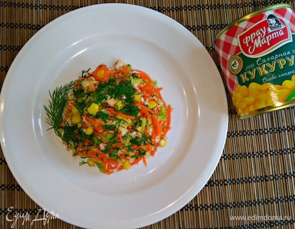 Салат подаем порционно, выложив на тарелку небольшой горкой, украсив мелко нарезанным укропом и веточкой укропа.