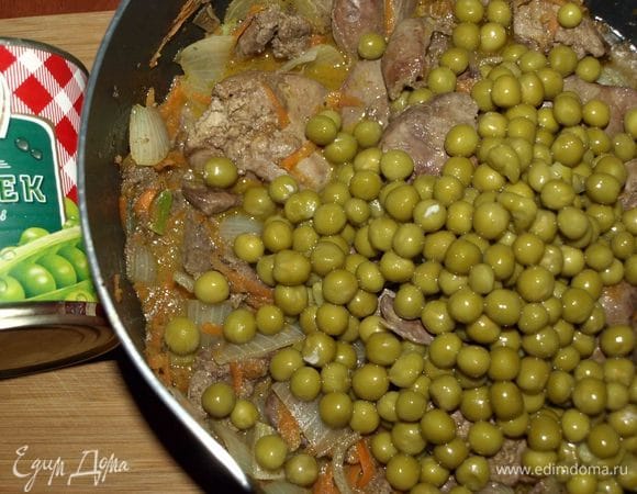 Добавить зеленый горошек ТМ «Фрау Марта» к готовой печени.