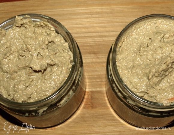 Перекладываем паштет в емкость, в которой будем хранить. Закрываем крышкой и отправляем в холодильник на 30 минут или больше. Хорошо сделать паштет вечером и подать утром к завтраку.