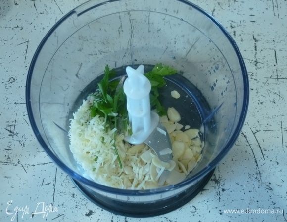 В чашу блендера сложить миндаль, чеснок, щепотку соли, петрушку, тертый пармезан, лимонный сок. Измельчить.