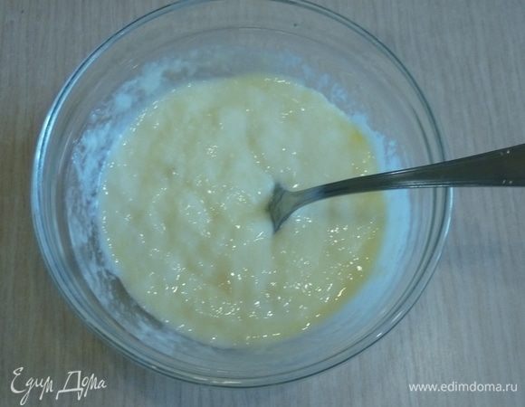 Яйцо взбить с йогуртом.