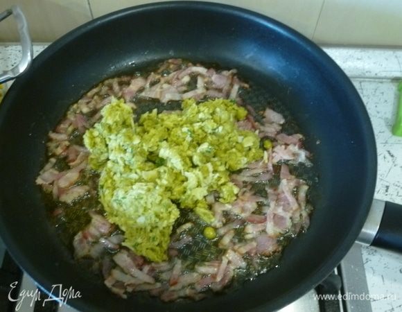 Добавить в сковороду гороховую смесь, прогреть.