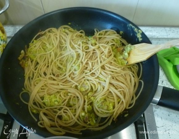 Спагетти отварить согласно инструкции до состояния аль-денте. Сохранить немного воды от варки. Спагетти откинуть на дуршлаг, переложить в сковороду. При необходимости добавить воды от варки, чтобы соус не получился слишком густым. Перемешать и снять с огня.