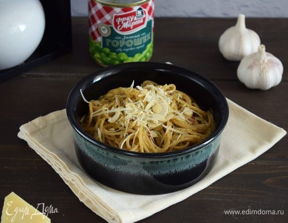 Влить яичную смесь и перемешать. При подаче можно посыпать тертым пармезаном и миндальными лепестками. Приятного аппетита!