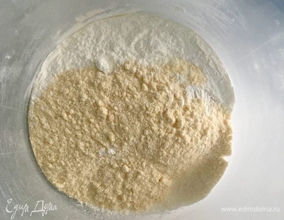 Поскольку торт содержит несколько разнообразных слоев, некоторым из которых нужно время для «созревания», то удобнее всего процесс приготовления разделить на несколько дней. Как сделала я. В первый день печем кокосовую основу и кокосовый чизкейк. Итак, начнем с кокосового бисквита. В миску просеять пшеничную муку, кокосовую муку, щепотку соли и кукурузный крахмал.