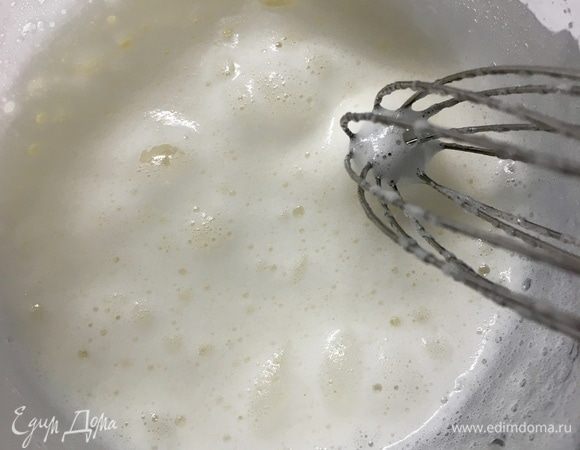 Белки взбиваем со второй половиной сахара до мягких воздушных облаков.