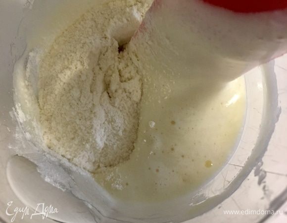 Теперь к желткам порциями (4–5 подходов) и поочередно вводим 2 вида муки с крахмалом, белки и кокосовую стружку. Аккуратно лопаточкой движениями снизу-вверх перемешиваем массу.