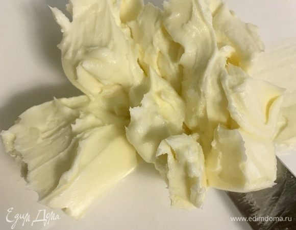 В последнюю очередь в тесто вводится размягченное, при комнатной температуре сливочное масло и так же аккуратно вмешивается в тесто.