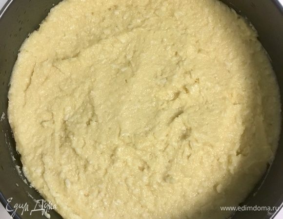 Готовим разъемную форму: дно выстелить бумагой для выпечки, бока смазать маслом. Выложить в форму тесто и выпекать при температуре 180 °C примерно 30–40 минут. Готовность проверяем спичкой. Она должна быть сухая.