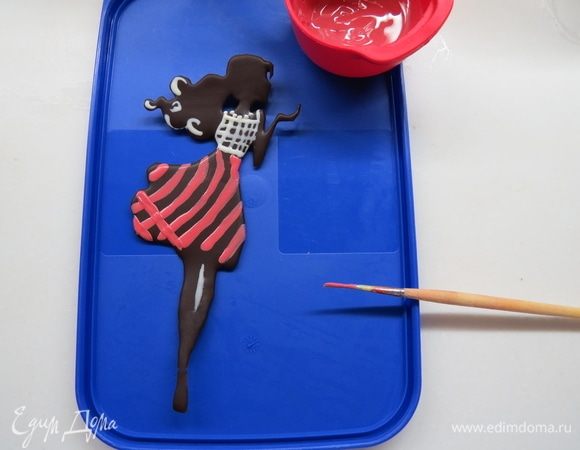 Шоколадную фигурку можно раскрасить какао-маслом. Для этого растапливаем какао-масло в микроволновке, окрашиваем его жирорастворимым красителем и кисточкой наносим рисунок на шоколад.