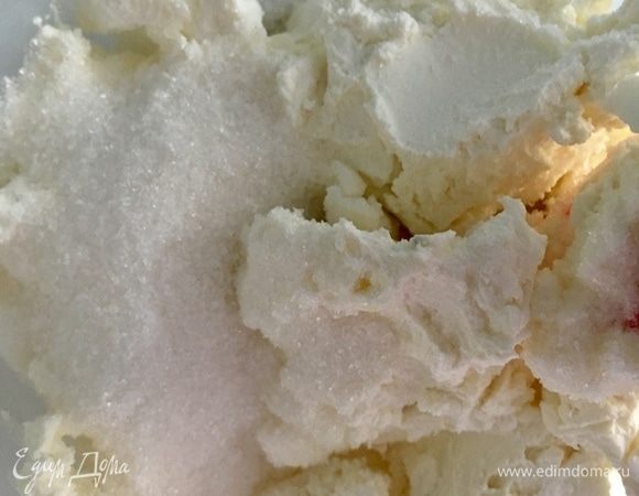 Перетереть творожный сыр с сахаром до однородности. Я делала это прямо лопаточкой.