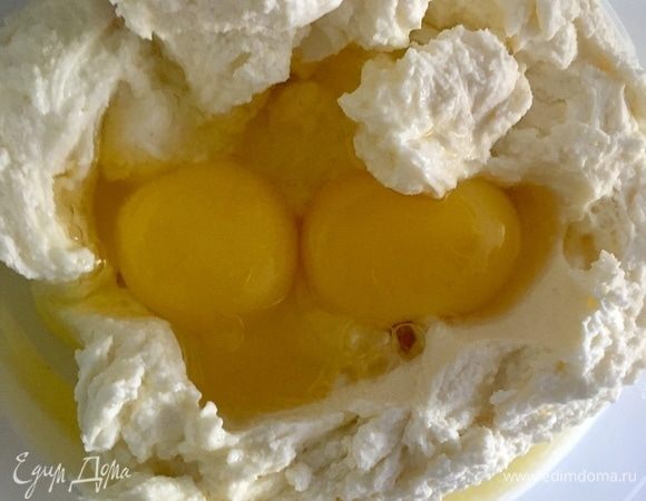 Вбить 2 яйца и перемешать.