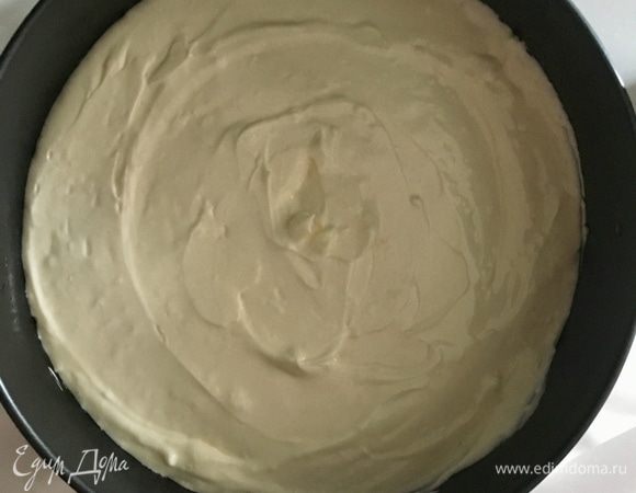 Дно разъемной формы выстелить бумагой для выпечки, бока смазать маслом. Выложить творожно-кокосовую массу в форму и поставить выпекаться в разогретую до 120–130 °C духовку, примерно на 1–1,5 часа. Все зависит от духовки. Смотрите за своей внимательно. Я пекла чизкейк 1 час 30 минут.