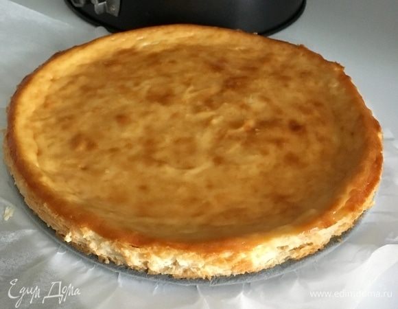 Готовый чизкейк сначала полностью охладить на решетке, а затем убрать в холодильник минимум на 6 часов.