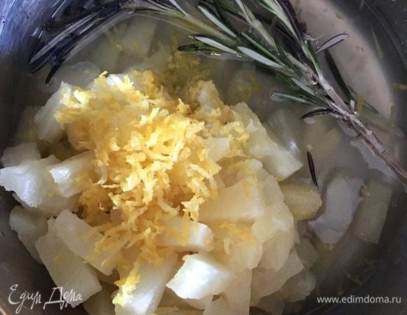 В сотейник выливаем практически полную банку ананасов от ТМ «Фрау Марта». Вместе с соком. Почему практически полную? Необходимо горсточку ананасов оставить для начинки бисквитных шариков-конфет. Итак, к ананасам натереть солнечную лимонную цедру и положить веточку розмарина.