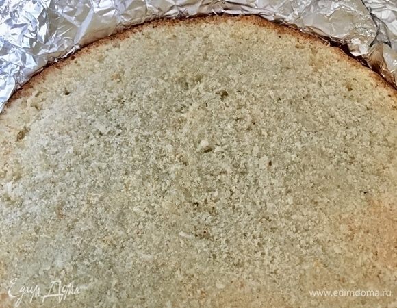 А тем временем, пока фруктовая начинка остывает, берем из холодильника бисквит, который провел там к этому времени не менее 8 часов. В идеале его необходимо разрезать на два коржа, но я не захотела всю чудесную начинку прикрывать вторым коржом, а сделала только нижнюю основу. Из второй же половины сделала конфеты, или скорее это пирожное для украшения верха тортика.