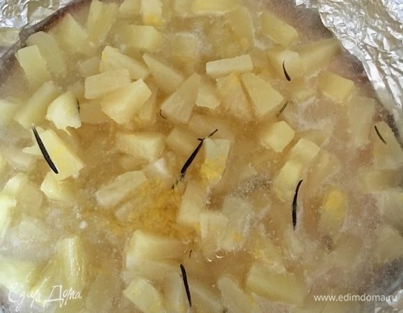 Подождать, пока корж пропитается кокосовой смесью, и выложить ананасы сверху. Убрать в холодильник, чтобы желе полностью схватилось.