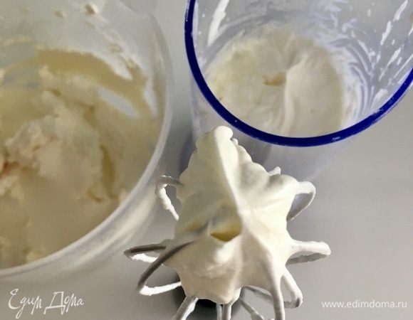 И только после этого готовим сливочный крем. Здесь все просто. Размять творожный сыр. Отдельно взбить сливки с сахарной пудрой по нарастающей скорости до устойчивых пик. И соединить аккуратно лопаточкой сначала сливки с сыром. Можно немного подбить венчиком для более однородного кремового состояния.